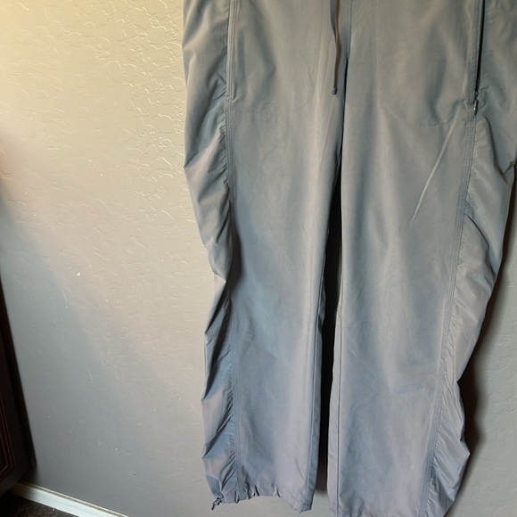 ATHLETA grey jogger pant!  EUC! Size 4P. - Picture 3 of 7